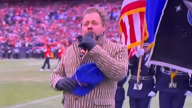 Los fanáticos de la NFL critican la interpretación ‘horrible’ y ‘débil’ del himno nacional antes del enfrentamiento por el campeonato de la AFC Broncos-Patriots