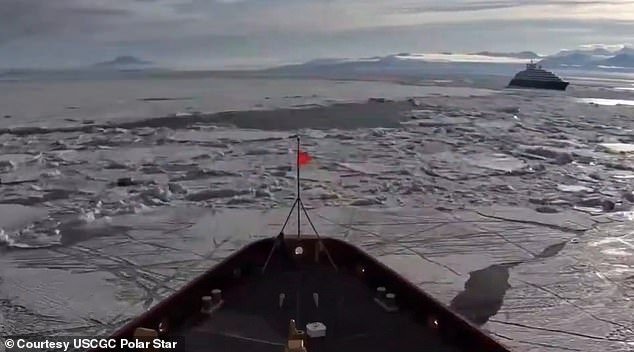 El increíble momento en que un crucero con 200 pasajeros a bordo fue rescatado de una enorme trampa mortal de hielo