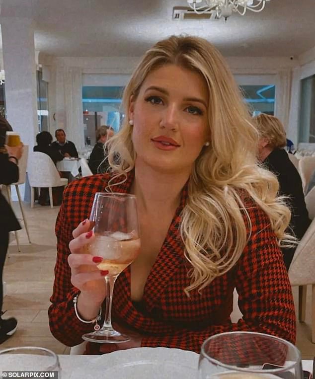 Niños lanzan globos blancos al cielo en emotiva vigilia por la madre británica asesinada en su casa en España tras una sobredosis de drogas: la familia exige justicia por su muerte