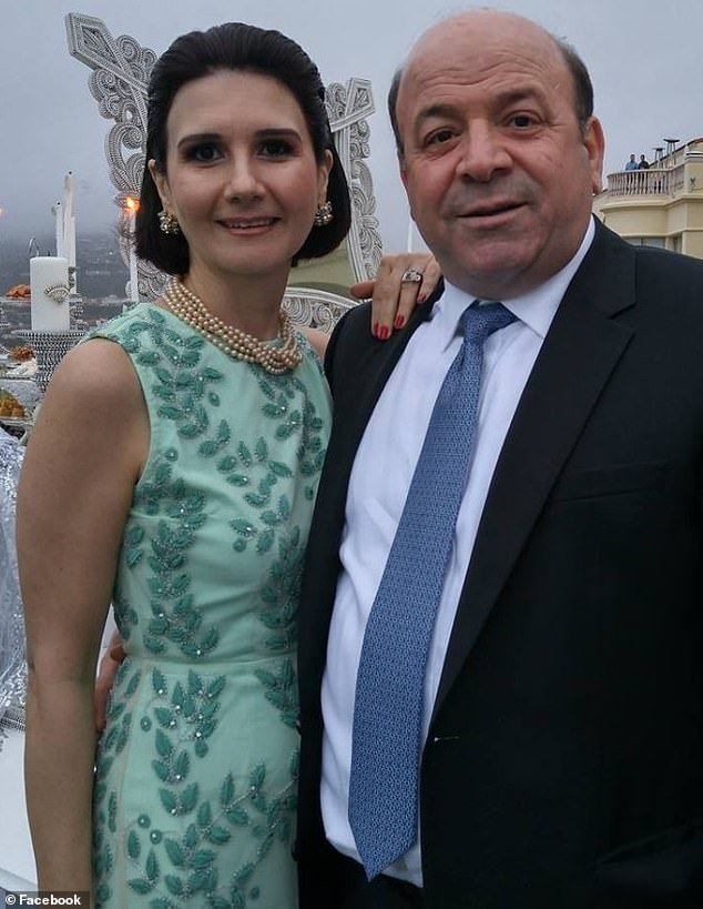 Un millonario tecnológico es acusado de asesinato después de que su ex esposa socialité fuera encontrada muerta en el fondo de un terraplén de 75 pies.