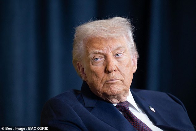 Trump reprende a Christie Nome mientras ella ordena a su viejo adversario Tom Homan que dirija la caótica operación de Minneapolis mientras ICE se ve abrumado por la crisis de tiroteos.