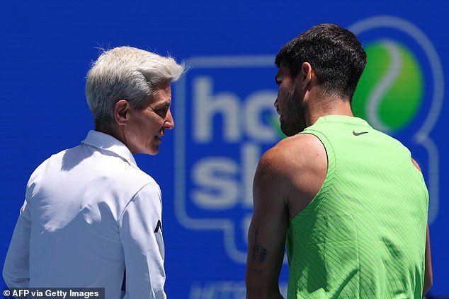 El No. 1 del mundo Carlos Alcaraz fue sorprendido usando un dispositivo prohibido antes del enfrentamiento del Abierto de Australia con Alex De Mina