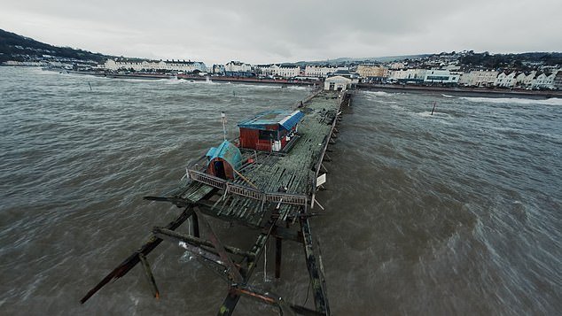 ¡Se va, se va, se va! Muelle de 150 años destruido por las olas mientras los británicos se preparan para un clima más salvaje mientras se emiten advertencias amarillas
