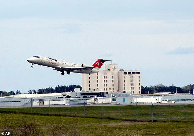 Un avión ha iniciado una respuesta de emergencia tras un ‘incidente’ en una pista de Maine en medio del caos en los viajes