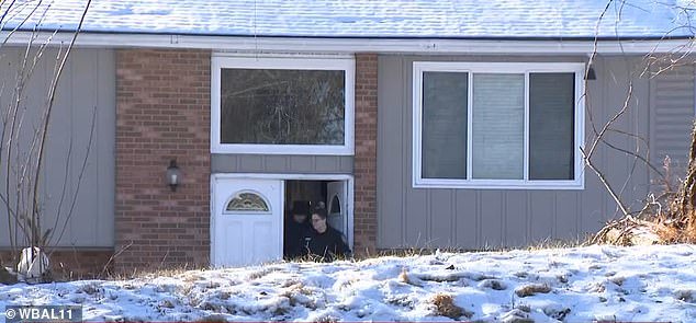 Un angustiado hijo de 20 años preguntó: ‘¿Te van a poner una tirita?’ Le preguntó a la policía. Se encuentra rodeado de sus padres muertos en una casa ensangrentada.