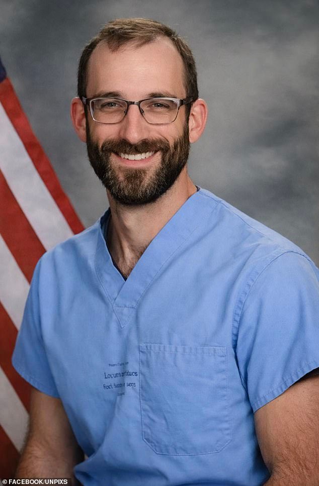 ¿Lo amenazaron o le dispararon después de que le quitaron el arma? Los testigos que vieron al enfermero de la UCI Alex Pretti asesinado por la Patrulla Fronteriza insisten en que llevaba una cámara en la mano, aunque los agentes «no tuvieron más remedio que disparar».