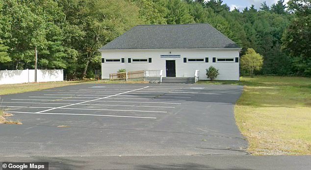 Una fiesta infantil se sumió en el caos después de que dos hombres fueran asesinados a tiros en el salón de una iglesia.