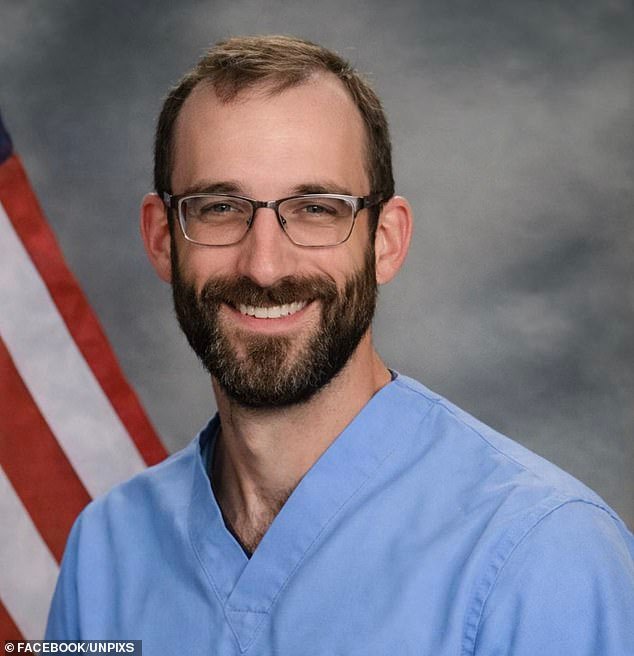 La Casa Blanca dice que tiene una cámara corporal del asesinato de Alex Pretti con Trump y la secretaria del DHS, Kristy Noem.