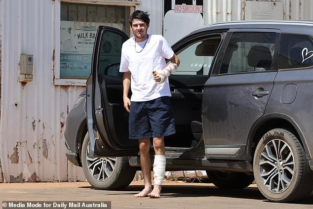 Un adolescente único superviviente de un presunto triple asesinato teme que el presunto asesino regrese para «terminar el trabajo» mientras su madre patrulla la casa familiar con un bate de béisbol.