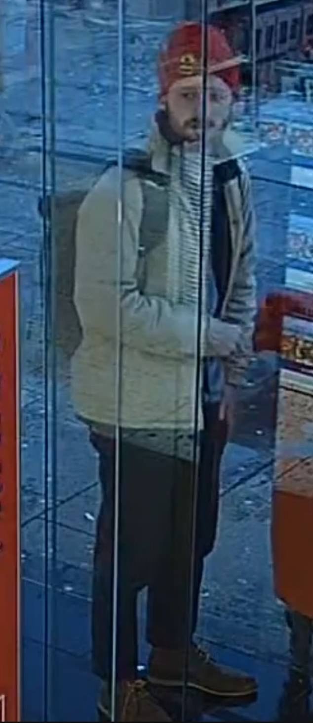 El héroe Buen Samaritano, que intervino para salvar a tres mujeres que estaban siendo acosadas en la calle, fue llamado a presentarse ante la policía.