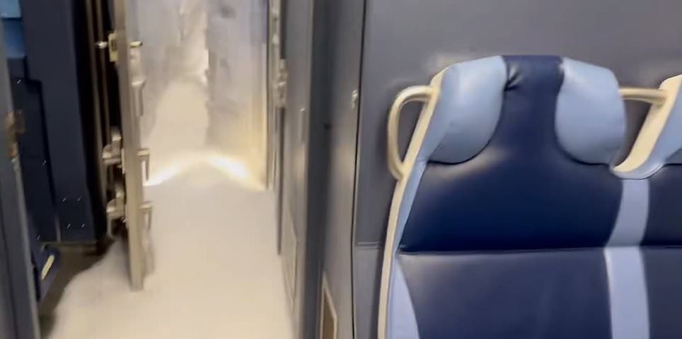 Extraño momento en que el tren se congela cuando la histórica tormenta invernal cancela 4.000 vuelos más: actualizaciones en vivo
