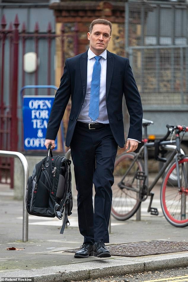 El piloto de British Airways filmó en secreto sexo con una azafata en Tinder antes de enviar el video a un amigo, según escuchó el tribunal