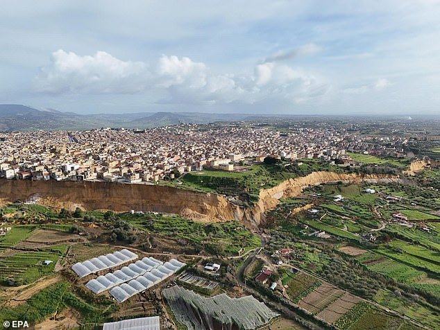 Cientos de personas evacuadas después de que un deslizamiento de tierra de 2,5 millas de largo azotara una ciudad siciliana, casas y automóviles al borde del acantilado después de una feroz tormenta