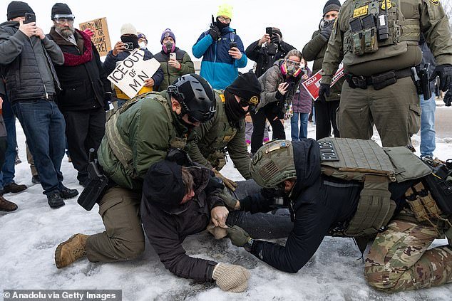 Mientras los expertos en seguridad advierten que están poniendo en riesgo vidas estadounidenses, el oscuro grupo se propone engañar a los agentes de ICE.