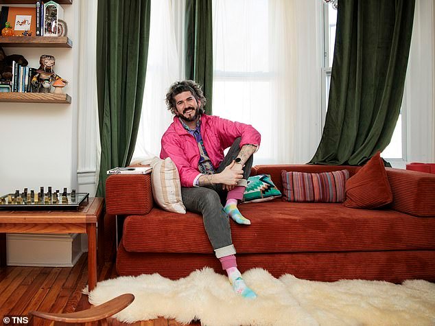 El hijo de un pastor, de 39 años, desafía el llamado de sus padres a ‘seguir a Jesús’ y en su lugar funda Trouple