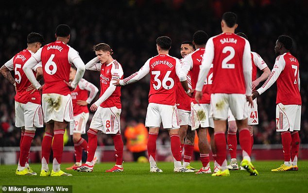 Las posibilidades del Arsenal de ganar la Premier League han recibido un gran golpe en la última predicción de la supercomputadora después de la derrota de Michael Carrick por 3-2 ante el Man United.
