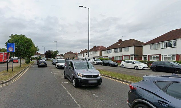 Un colegial de 10 años lucha por su vida después de que un coche lo atropelló mientras conducía su scooter: un hombre de 28 años es arrestado por «conducir drogado»