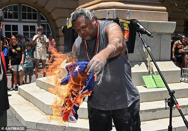 Por qué un hombre de las Primeras Naciones quema la bandera australiana en el mitin del Día de la Invasión