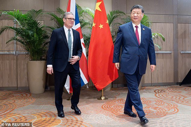 Los teléfonos de altos funcionarios de Downing Street ‘hackeados por China durante años’