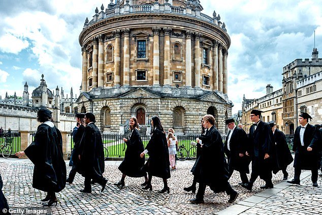 Ahora la Universidad de Oxford ha suspendido por completo las pruebas de admisión para materias que incluyen clásicos, filosofía y todos los idiomas.