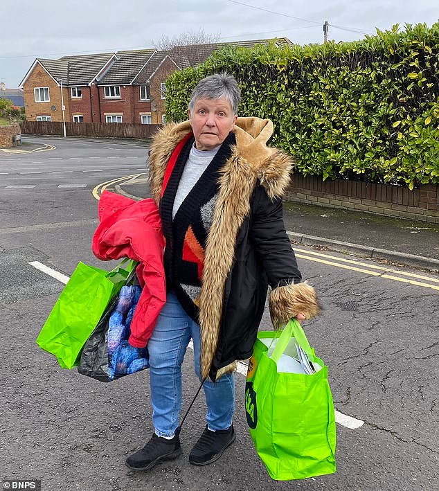 Un pensionista desalojado de su casa de £420.000 después de perder una batalla judicial por una franja de terreno de 30 cm dijo que continuaría su batalla legal a pesar de no tener hogar y verse obligado a pasar la noche en la calle.