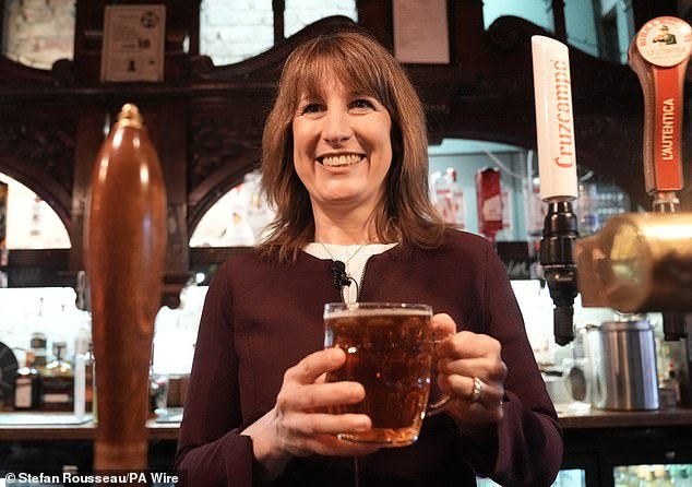 El cambio de sentido en las tasas empresariales fallidas de los laboristas ha sido calificado de «demasiado poco, demasiado tarde», y Reeves Jr fue enviado a la Cámara de los Comunes para exponer la traición de pubs, hoteles y pequeñas tiendas.