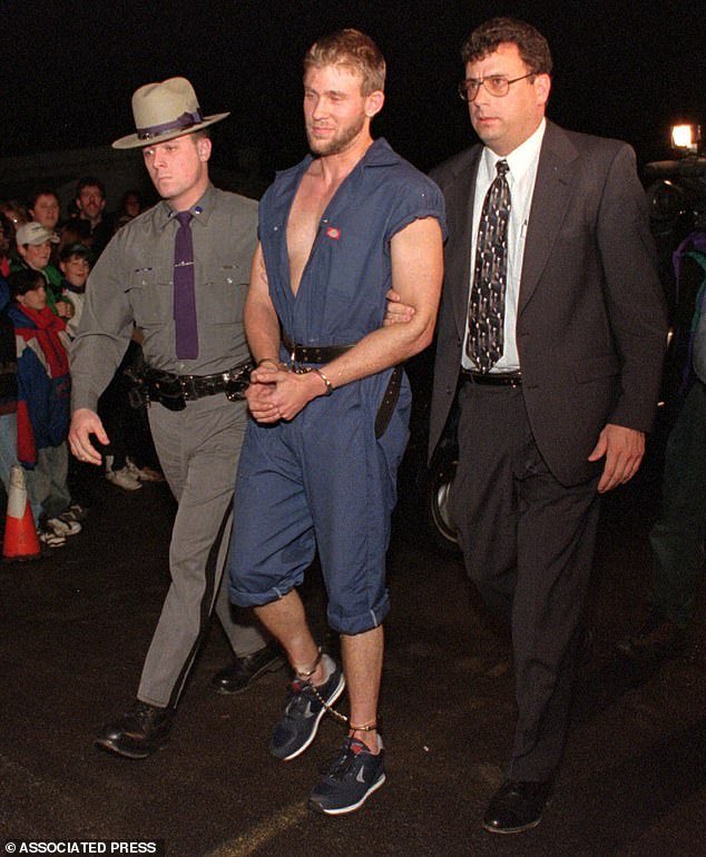 Un doble asesino corpulento que intentó escapar de la prisión en un ataúd apareció en público por primera vez en 30 años en un último intento por conmutar una pena de cadena perpetua.