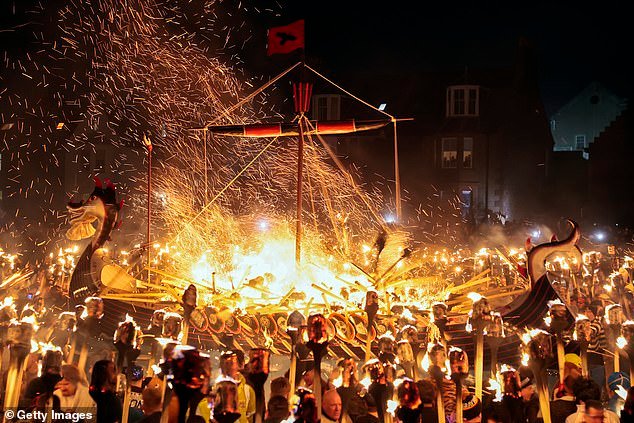 El mundialmente famoso festival del fuego cobra vida: los ‘vikingos’ toman las calles de Shetland Up Helly