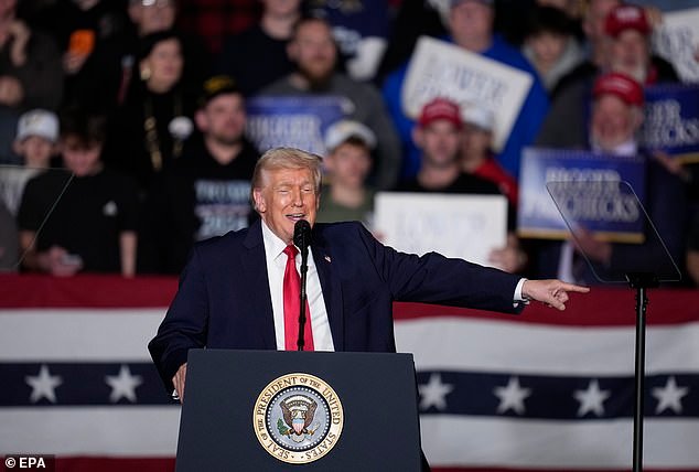 Trump se pelea con un manifestante «loco» mientras imagina una «presidencia fácil y agradable»