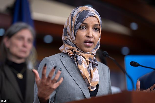 Un maníaco que rocía líquido ataca a Ilhan Omar en el ayuntamiento de Minnesota después de pedir la dimisión de Noem