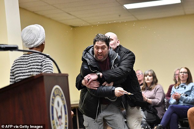 Un hombre con una jeringa conmociona a Estados Unidos tras la ‘ejecución’ de ICE de la demócrata de Minnesota Ilhan Omar