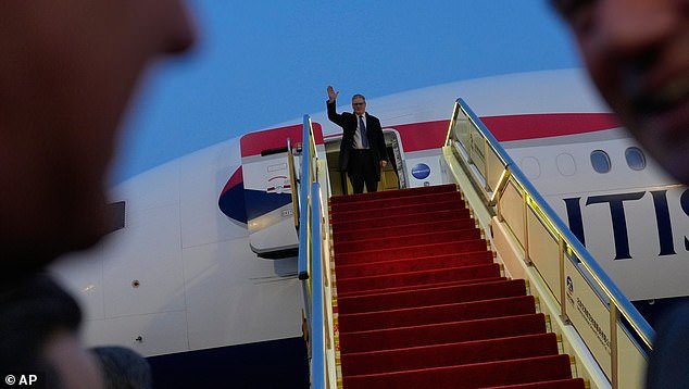 ¡Que comience la reverencia! Stormer llegó a Beijing con la esperanza de impulsar los lazos comerciales a pesar del enfado por el espionaje y los abusos contra los derechos humanos.