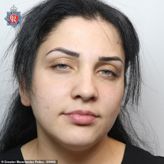 Momento: Un comprador ‘perseverante’ roba un perfume de lujo durante un robo de £2,400 en John Lewis