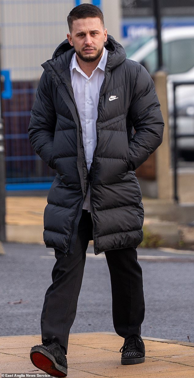 Un visitante de un pub dijo ante el tribunal que estaba «destrozado» y se negó a «ver» cuando «derramó combustible sobre el calentador de mesa del pub», que explotó en una bola de fuego, dejando a sus primos con quemaduras graves.