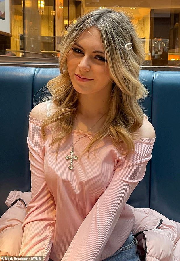 Una «hermosa» niña de 17 años muere después de que los médicos descartaran el cáncer de mama calificándolo de «cambios hormonales» y dijeran que «crecería» para superar la enfermedad.