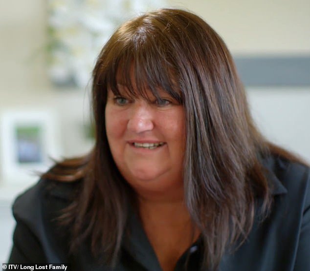 Una mujer de 56 años rompió a llorar cuando supo que la hermana secreta que sus padres tuvieron que dar en adopción estaba viva y bien.