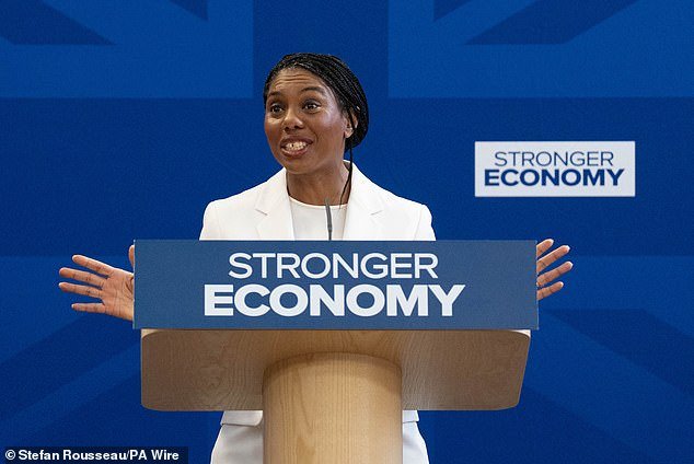 Quentin Letts: En la sala donde Churchill anunció el hundimiento del Bismarck, Kemi Badenoch desató torpedos a diestro y siniestro, desde las «reinas del drama» hasta los «ingeniadores» laboristas.