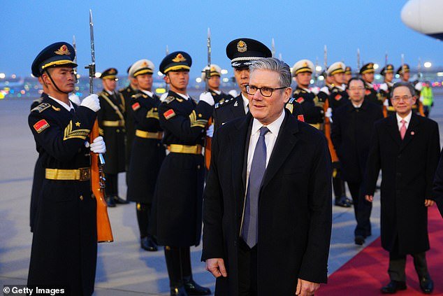 ¿No hay barcos de China? Beijing se sumará a la lucha contra los contrabandistas del Canal con un acuerdo para frenar la venta de pateras a las bandas