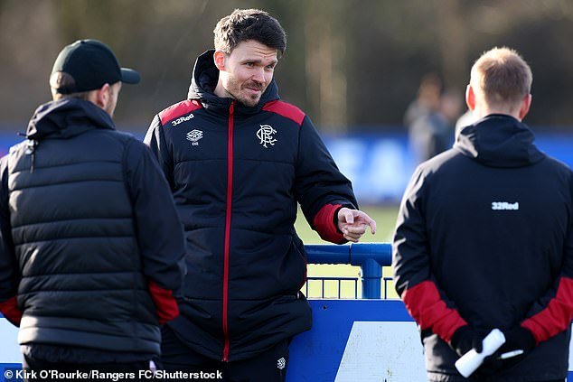 Se va a poner un poco loco. Pero mis jugadores han hecho bien en ignorar todos los rumores que los rodean, dijo el jefe de los Rangers, Danny Rohl.