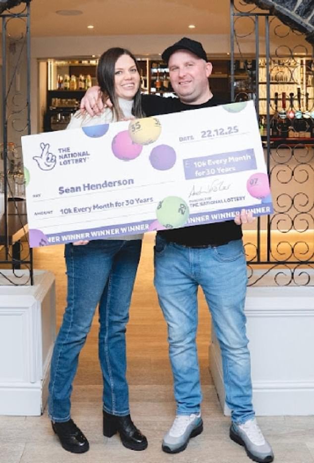 El ganador de la lotería golpea a su novia en estado de ebriedad durante las vacaciones en Tenerife después de ganar un premio mayor de £ 3,6 millones