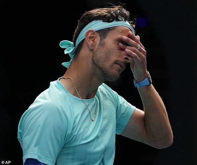 Las feas acusaciones llegan después de uno de los peores momentos de la carrera de la estrella del Abierto de Australia.