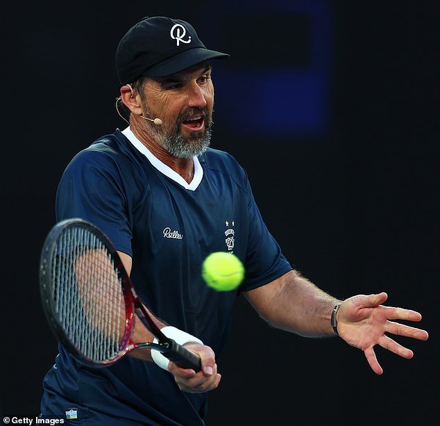 Los mejores jugadores del mundo dicen que la falta de privacidad en el Abierto de Australia les hace sentir como si estuvieran en un «zoológico». Pat Rafter les dio una gran prueba de la realidad