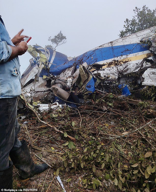 Un avión colombiano se estrella tras desaparecer cerca de la frontera con Venezuela, matando a 15 personas, entre ellas un político