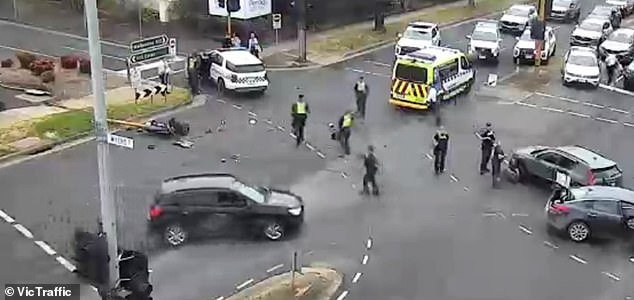 Dramático arresto en Geelong después de que un automóvil chocara contra un autobús escolar repleto antes de estrellarse en una concurrida intersección: ‘Se hicieron disparos’