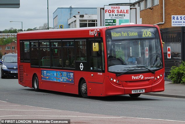 Conductor de autobús héroe es despedido después de perseguir al ladrón que robó el collar de un pasajero y derribarlo de un solo puñetazo