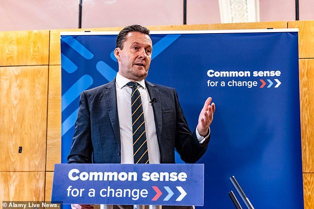 Los solicitantes de prestaciones en Escocia recibirán el equivalente a 56.000 libras esterlinas al año para los trabajadores, han dicho los conservadores mientras prometen 1.000 millones de libras en recortes de asistencia social.