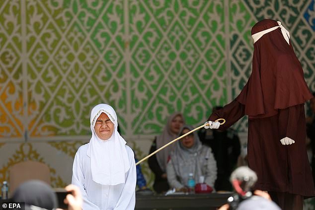 En uno de los «graves» azotes de la Sharia en la región de la Indonesia islámica, una mujer se desplomó después de haber sido azotada 140 veces por tener relaciones sexuales fuera del matrimonio.