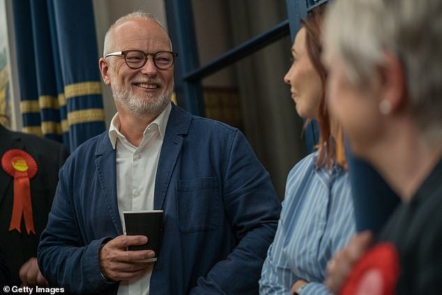 Cómo un experimento de renta básica universal resultó un fracaso en Finlandia, mientras el Ministro de Trabajo sugiere introducir un sistema para combatir la destrucción de empleos por IA