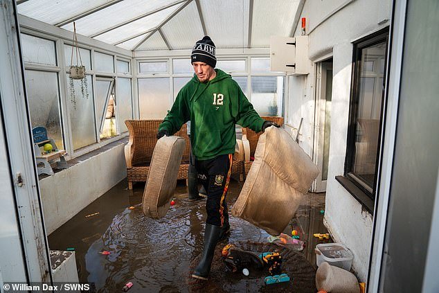 Padre cuya casa fue destruida por las inundaciones de la tormenta lunar, teme que nuevas inundaciones traigan pantanos