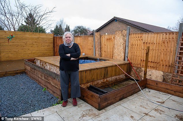 Maestra jubilada, de 60 años, envuelta en una acalorada pelea con vecinos que ‘robaron 1,1 metros de su jardín’, rompiendo su terraza y comiéndose su jacuzzi